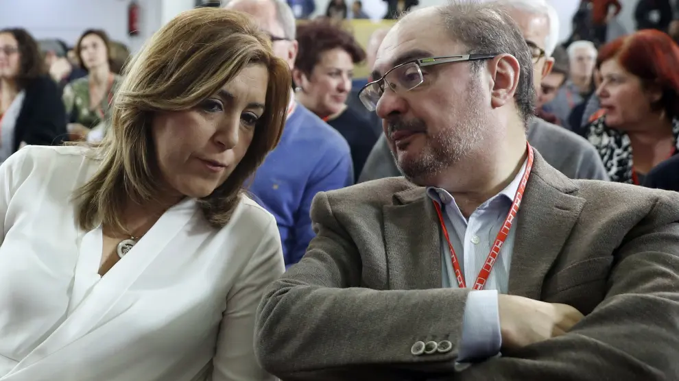 Susana Díaz y Javer Lambán conversan en Ferraz, durante la celebración del comité federal del PSOE.