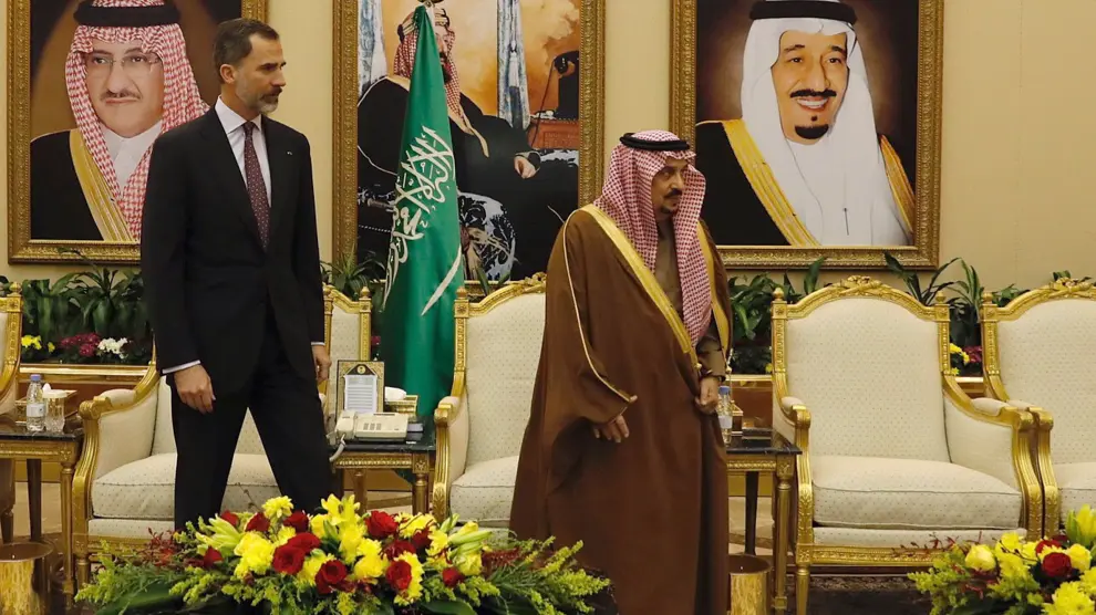 Felipe VI junto al gobernador de Riad, Faisal bin Bandar.