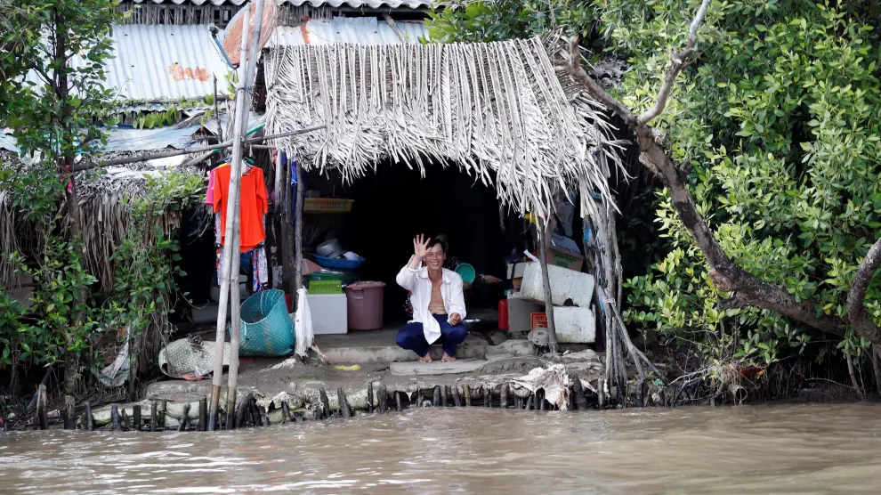 Un hombre que vive en la orilla del delta del río Mekong.