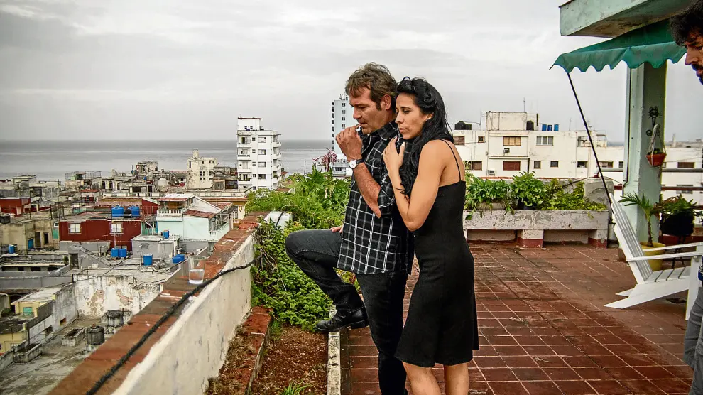 Los protagonistas de la serie se asoman a una azotea sobre la capital cubana