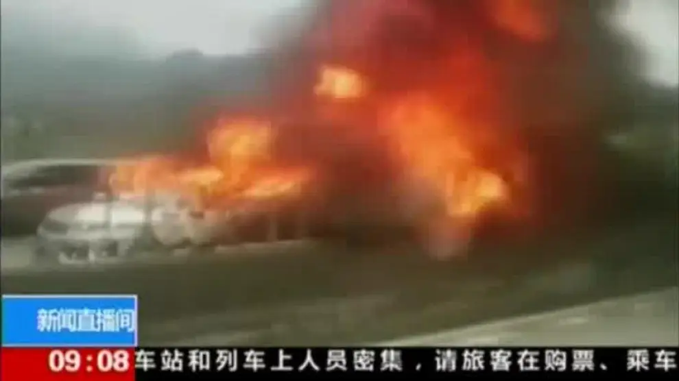 Impactantes imágenes de un camión embistiendo a varios coches en una autovía china