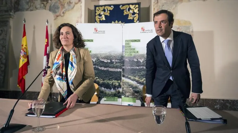 La consejera de Cultura y Turismo, María Josefa García Cirac, junto al director de Turismo, Javier Ramírez, durante la presentación este lunes de la participación de la Junta de Castilla y León en Fitur 2017