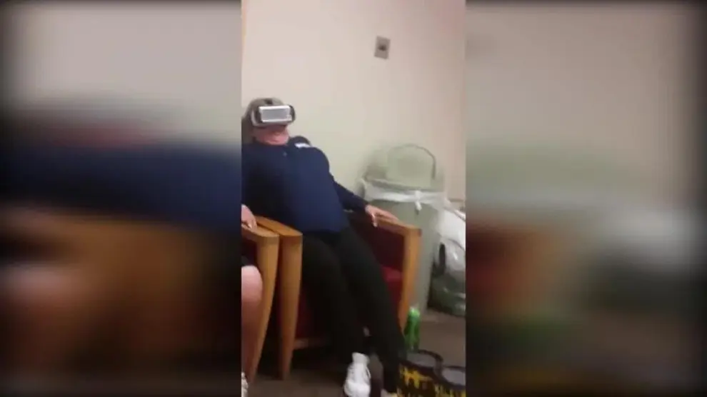 Mujer tronchandose de risa al ver un vídeo en realidad virtual