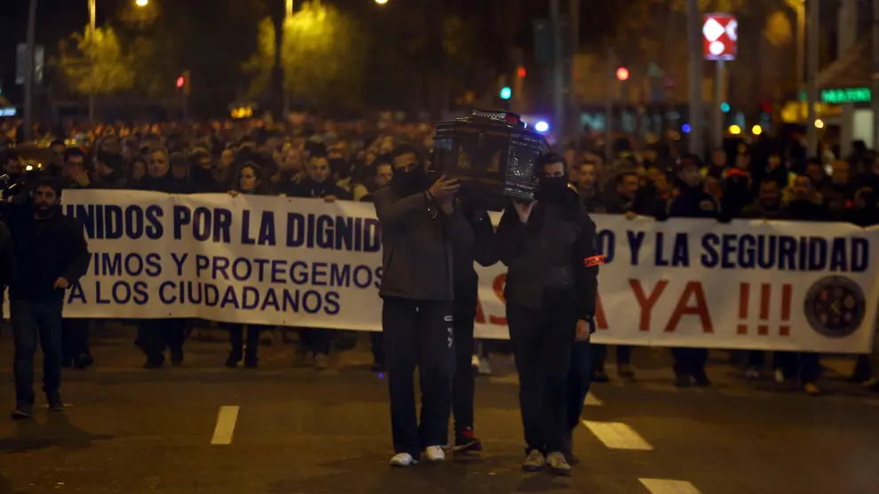 Mas de mil policías se manifiestan en Barcelona y piden respeto institucional