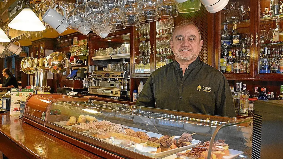 José Miguel Lacosta, propietario del Sentinel, en la barra del establecimiento.