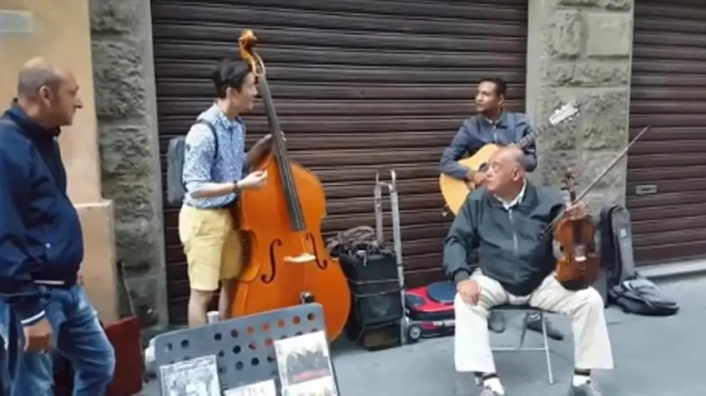 La sorpresa de unos músicos callejeros cuando un turista les pide tocar con ellos