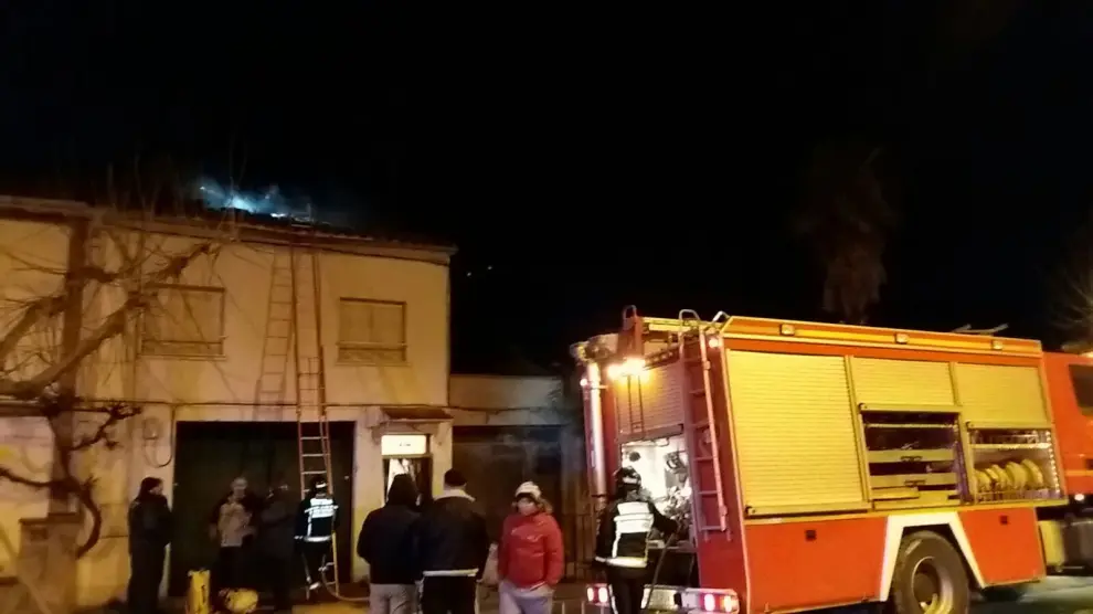 Los bomberos de Zaragoza durante su actuación en el incendio de una vivienda en La Almunia.
