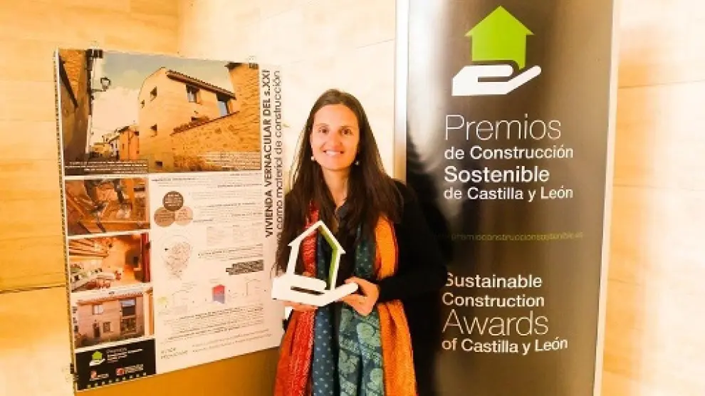 Castellarnau ha recibido hoy miércoles el premio nacional de Construcción Sostenible de Castilla y León por su casa de tapial en Ayerbe.