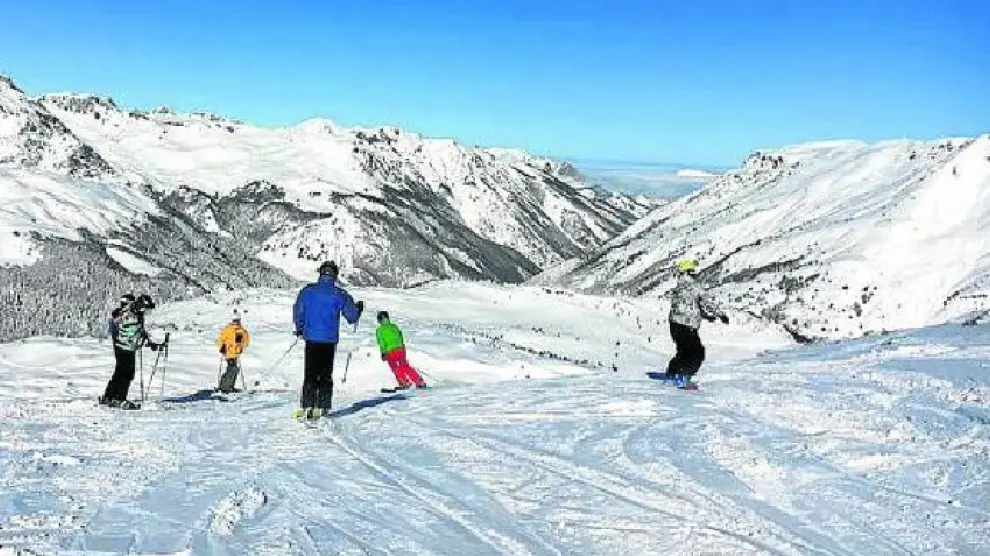 Los esquiadores disfrutaron ayer de una jornada soleada en la estación de Candanchú.