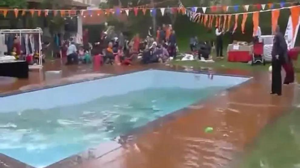 Un terremoto origina olas en una piscina