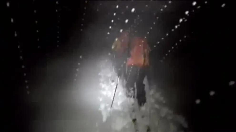 Los equipos de rescate buscan supervivientes en el hotel sepultado por la nieve en Italia