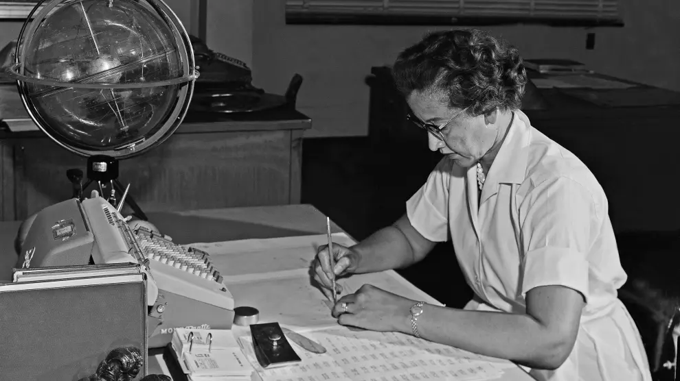 La matemática Katherine Johnson, en su puesto en el Centro de Investigación Langley de la NASA, en 1962