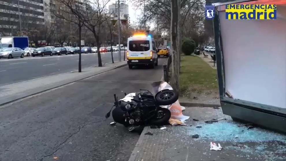 4 heridos tras estrellarse una moto con una marquesina