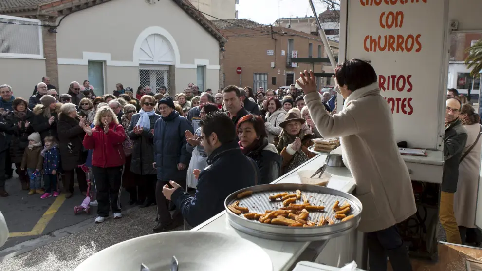 Un centenar de personas se manifiestan en apoyo a la churrera de Casetas