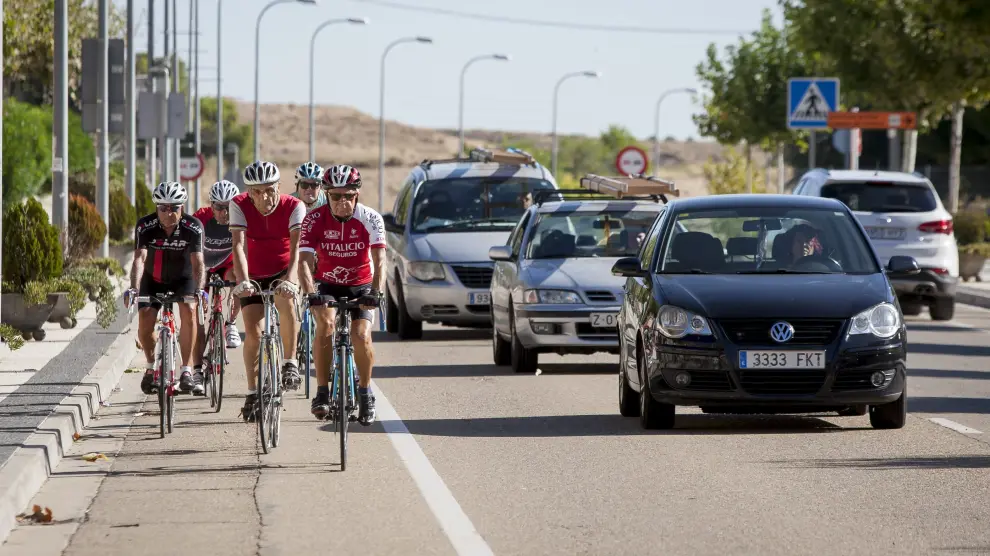 Ciclistas a su paso por la localidad de María de Huerva