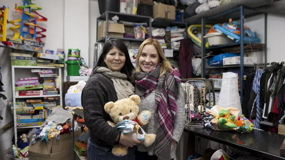 Marlene Cando y Vanessa Bergasa, en la habitación de Amasol donde dejan la ropa y los juguetes que recogen para las socias.
