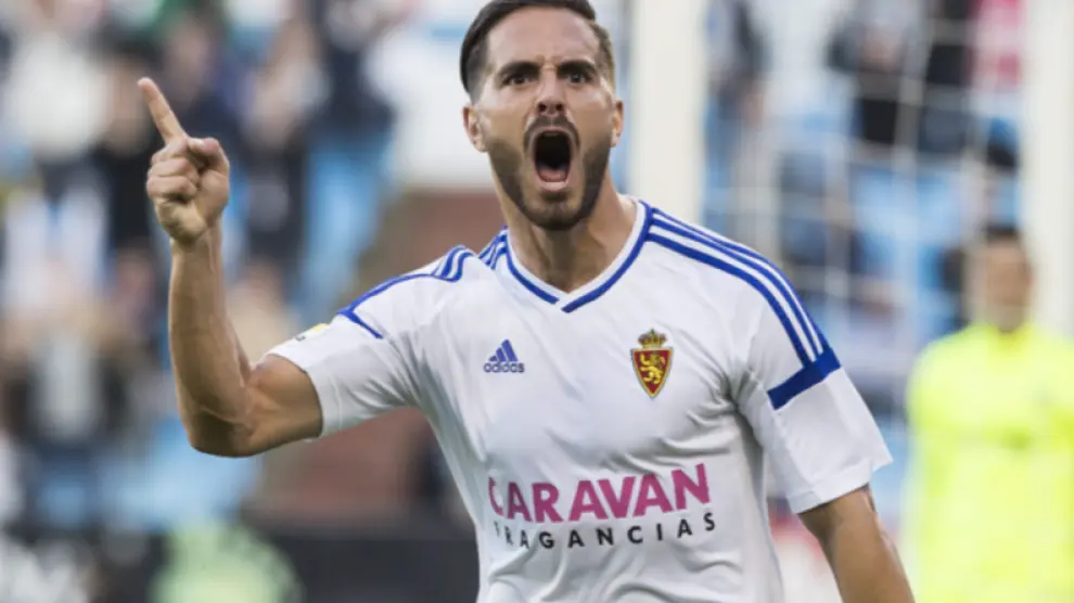 Javi Ros celebra el gol que anotó al Almería en La Romareda, el primero de la era Agné en el banquillo.