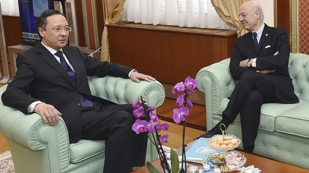 El ministro de Exteriores de Kazajistán, Kairat Abdrakhmanov,iz., y el enviado especial de la ONU para Siria, Staffan de Mistura, durante la entrevista que mantuvieron hoy en Astaná donde mañana se celebra la conferencia de paz, auspiciada por Rusia y Turquía para la estabilidad en Siria.