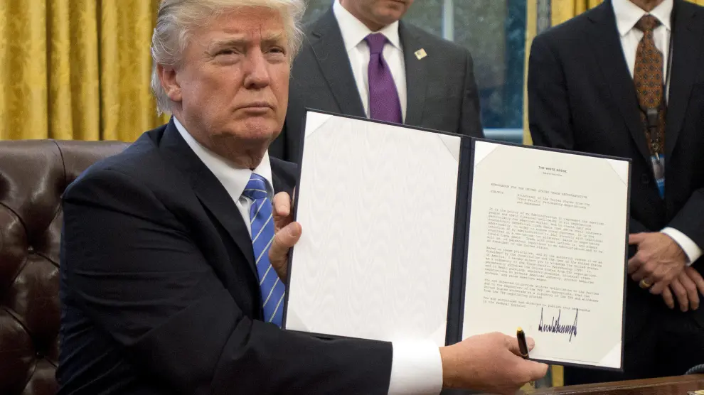 Trump tras firmar la orden este lunes en el despacho oval.