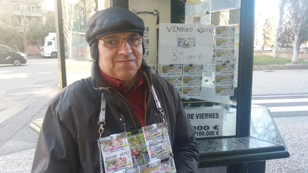 El lotero Jesús Forte posa delante del puesto donde trabaja, en Zaragoza.