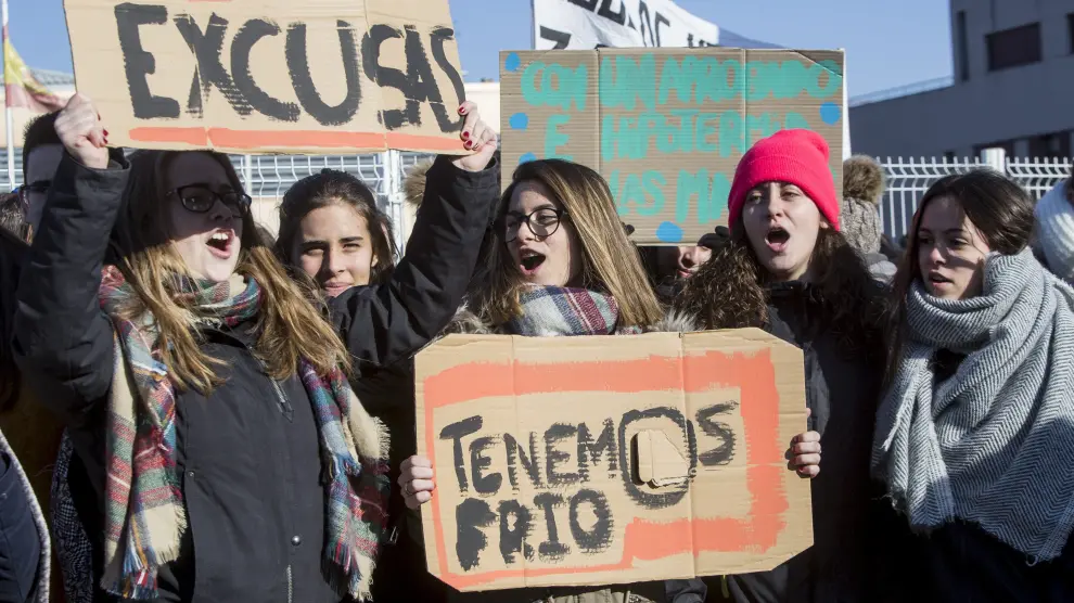 Alumnos del instituto protestan por el frío en sus aulas