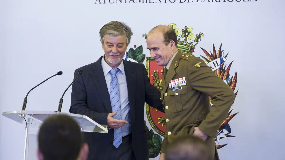 El alcalde Pedro Santisteve, junto al general Luis Lanchares