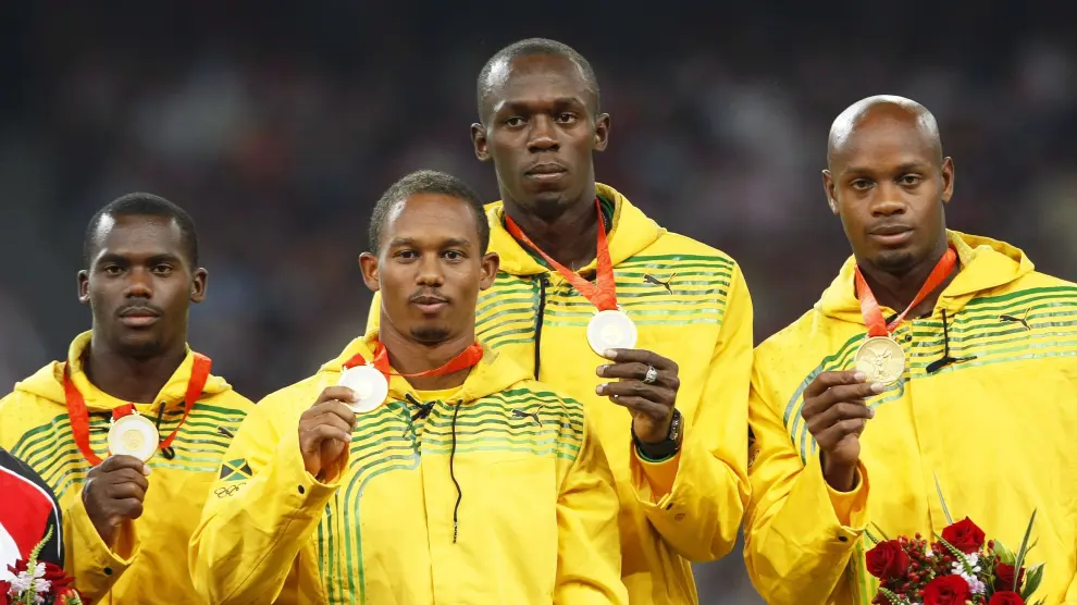 Bolt pierde un oro en relevos tras la descalificación de un compañero por dopaje en Pekín.