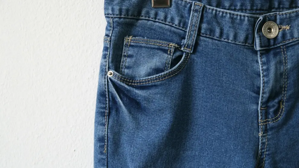 Apenas cabe nada en él, pero el bolsillo es una de las características clásicas de los jeans.