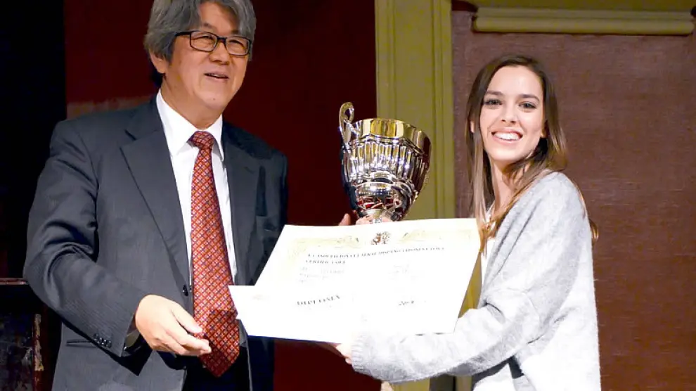 Sandra Carnicero recoge su premio en la Asociación Cultural Hispano Japonesa TORA.