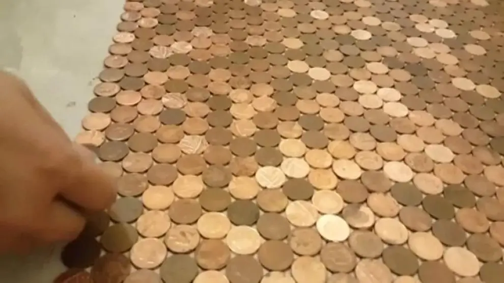Un suelo de monedas: la decoración que arrasa en las redes