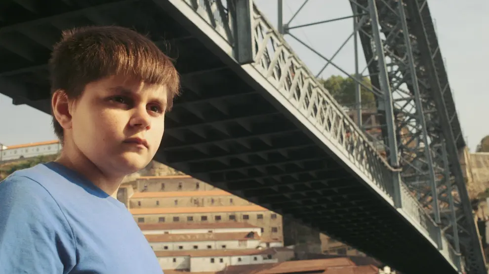 Leo, el protagonista del cortometraje junto al puente Luis I.