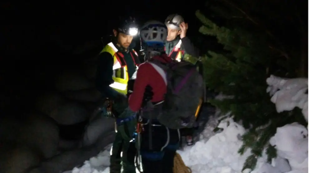 El equipo de rescate encontró a los montañeros sobre las 2.00 de la madrugada.