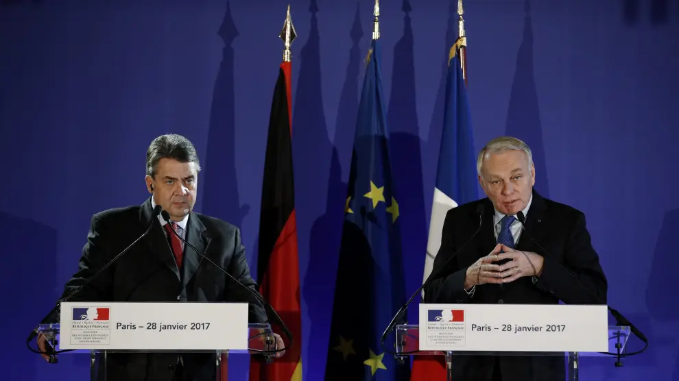 Jean-Marc Ayrault y Sigmar Gabriel, jefes de la diplomacia de Francia y Alemania.