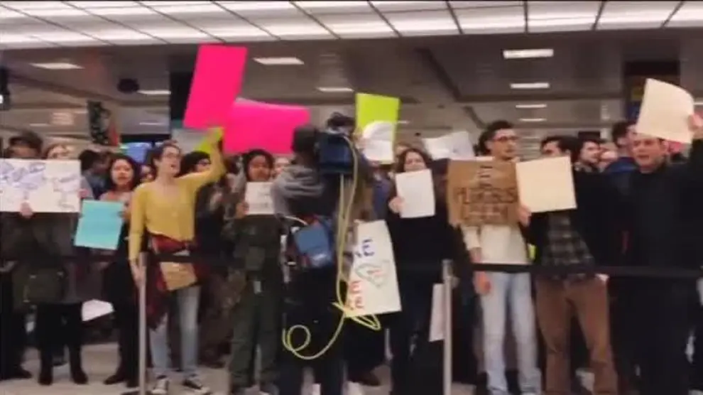 Abrazos al reunirse con familiares tras horas retenidos en el aeropuerto de Virginia