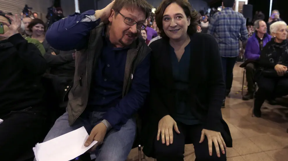 El líder de En Común Podemos, Xavier Domènech, y la alcaldesa de Barcelona, Ada Colau