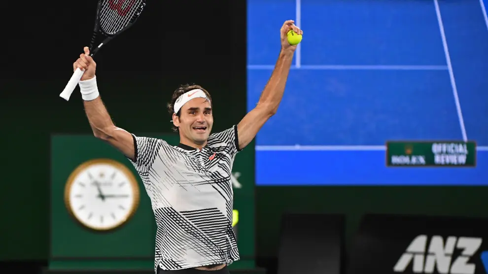 Roger Federer celebra su triunfo en la final de Abierto de Australia frente a Rafa Nadal.