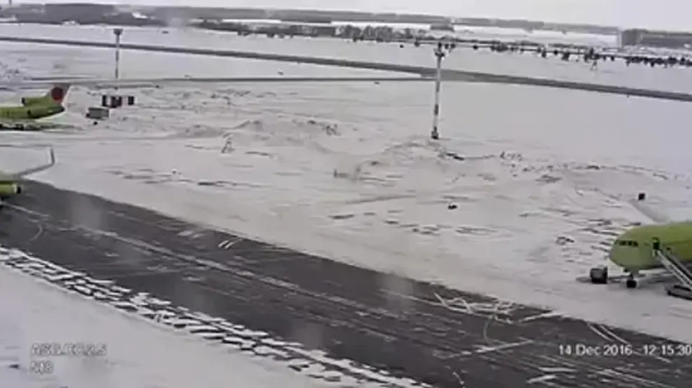 Susto en la pista por culpa del hielo en un aeropuerto en Siberia