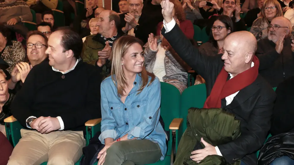 El diputado socialista por Guipúzcoa, Odón Elorza (d), saluda puño en alto a los asistentes al coloquio que ha ofrecido con Susana Sumelzo, diputada por Zaragoza (c) y con Víctor Ruiz (i), secretario General de la Agrupación Local del PSOE Calatayud