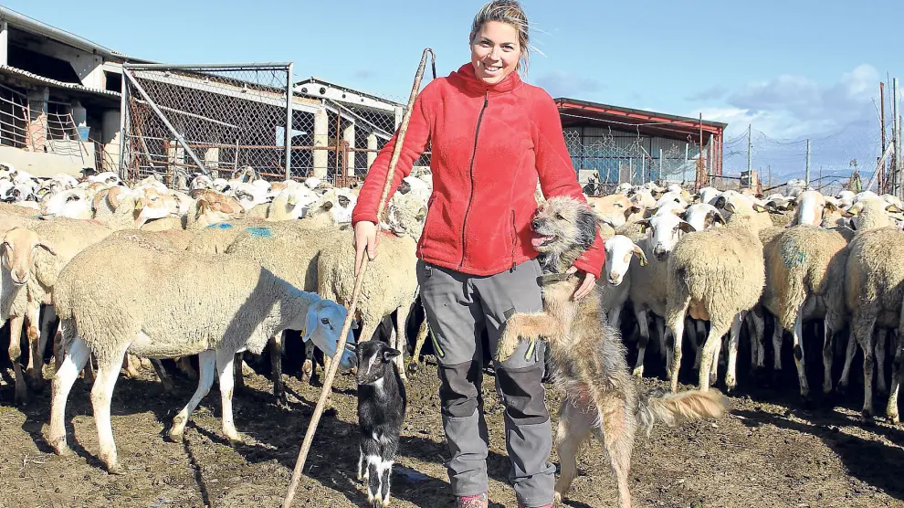 Judith Ballarín, rodeada de parte de su ganado, vive en la localidad de Altorricón, en la provincia de Huesca.