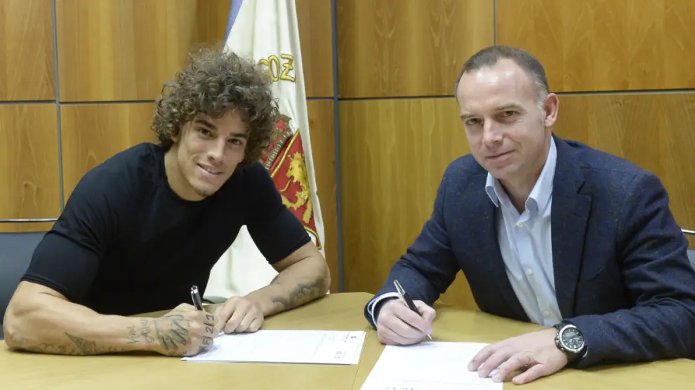 Rolf Feltscher firma el contrato como jugador del Real Zaragoza junto al presidente, Christian Lapetra, en la sede del club en La Romareda.