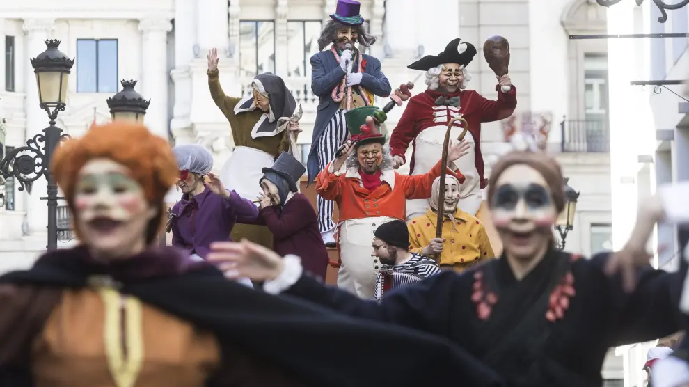 La 'troupe' del carnaval zaragozano desfila por la calle de Alfonso I en la edición del año pasado.