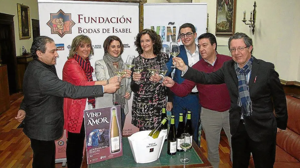 Brindis tras la firma del acuerdo entre Viñas del Vero y la Fundación en el Ayuntamiento.