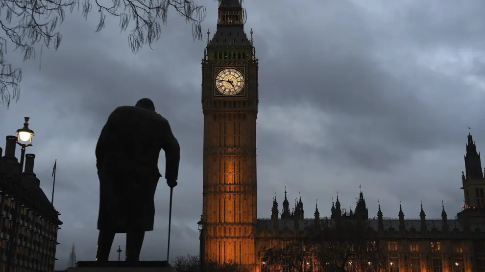 Imagen del Parlamento Británico con la estatua de Churchill