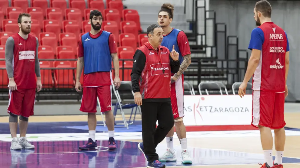 El entrenador del Tecnyconta, Andreu Casadevall, da instrucciones a sus jugadores durante un entrenamiento.