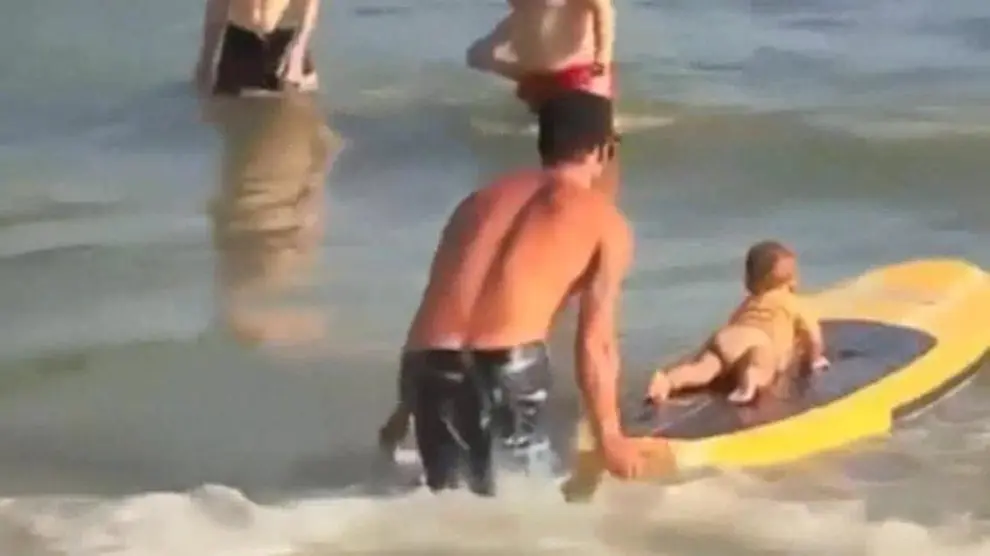 Deja a su bebé con su padre en la playa y esto es lo que pasa