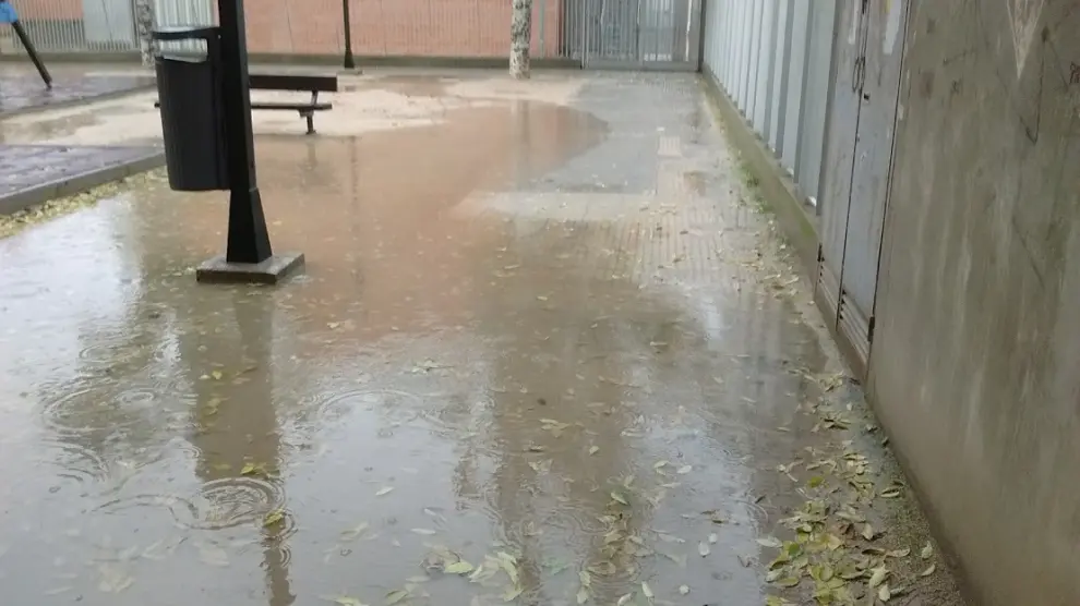 Uno de los accesos al Centro Cívico de La Almozara en un día de lluvia