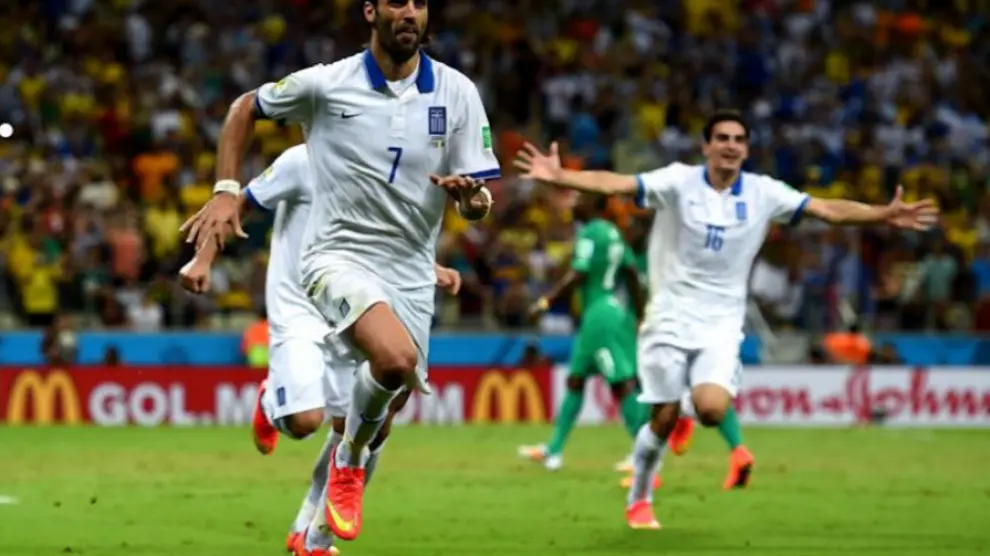 Samaras celebra con la selección de Grecia el gol con el que, en el Mundial de Brasil, derrotó 2-1 a Costa de Marfil para clasificarse para la segunda fase.