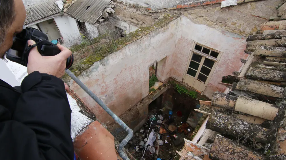 Patio interior de la vivienda de Córdoba en la que vivía la detenida tras encontrarse un cadáver en su casa.