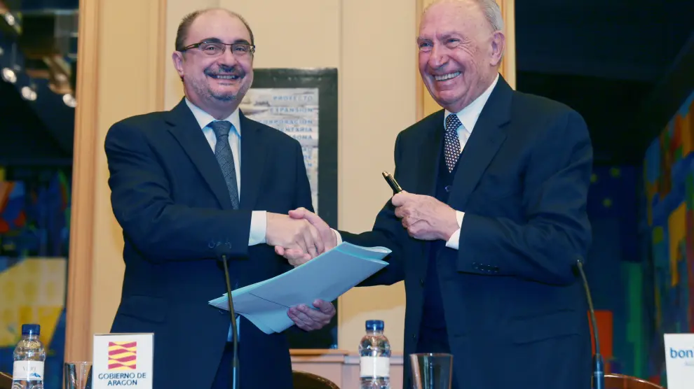 El presidente del Gobierno de Aragón, Javier Lambán, y el de BonÁrea, Jaume Alsina, firman el convenio.