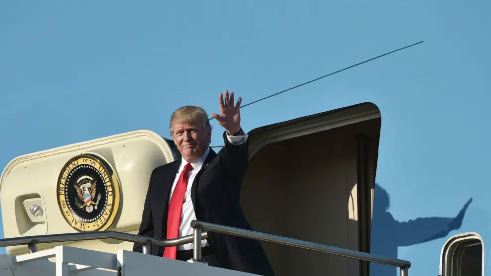 Donald Trump baja del avión presidencial.